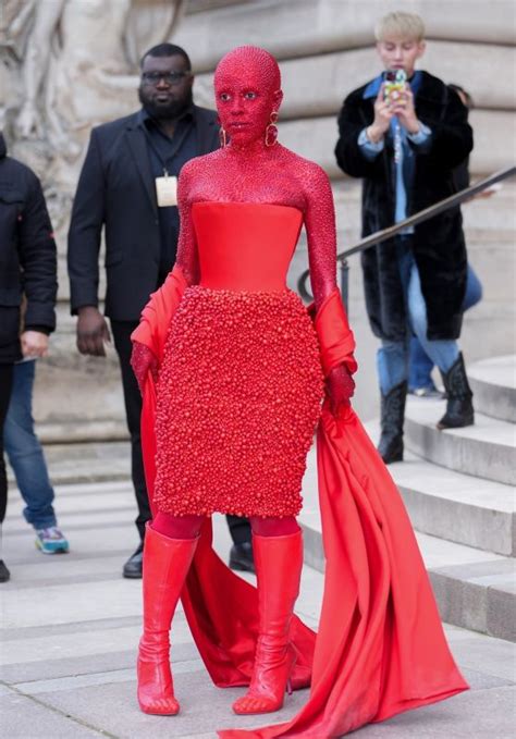 Jan 24, 2023 · Doja Cat was one of the celebrities who attended the Schiaparelli Spring-Summer 2023 couture show in Paris in an eye-catching outfit custom-designed by creative director Daniel Roseberry and ... 